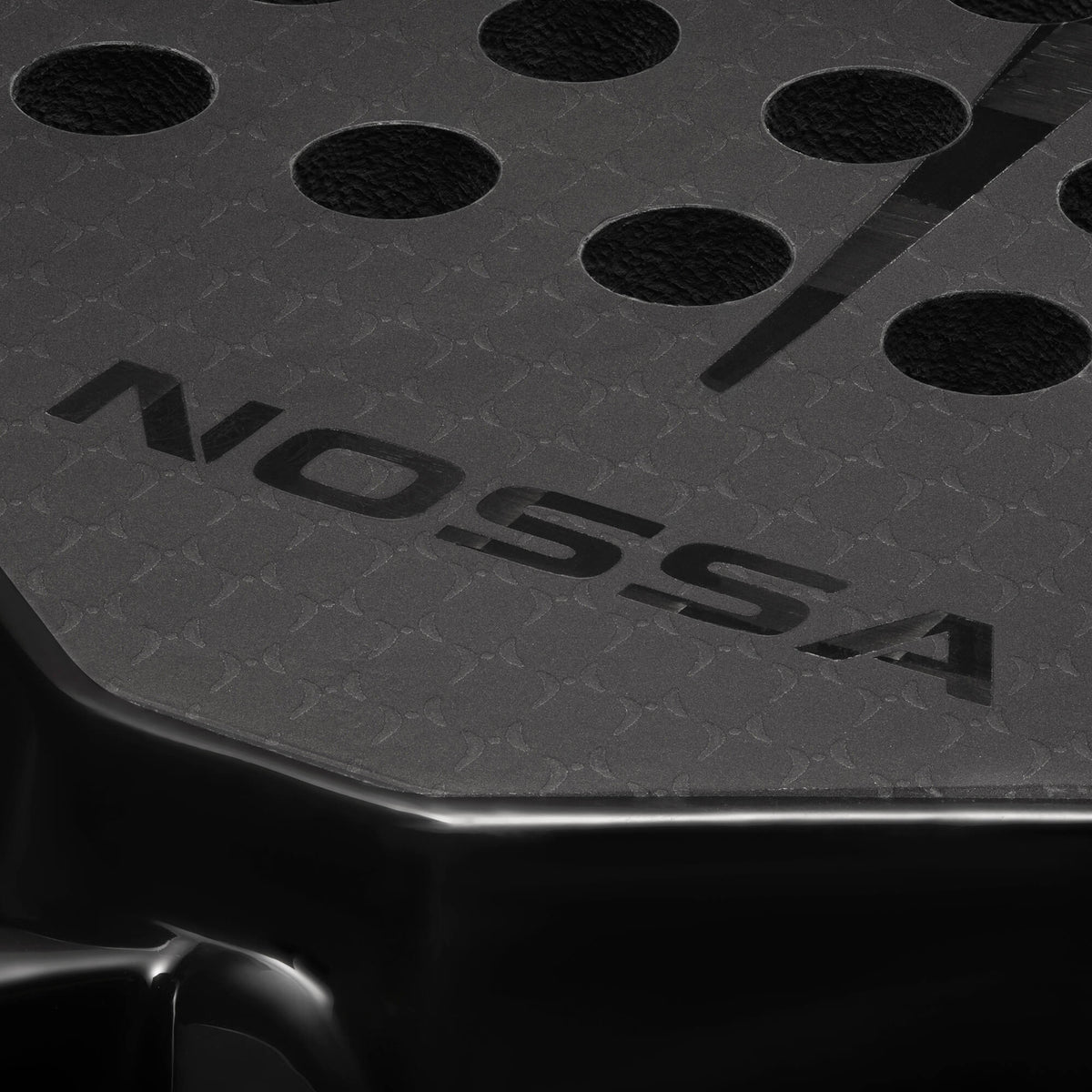 Detail of the NOSSA logo on the black NOSSA Padel CORE racket face