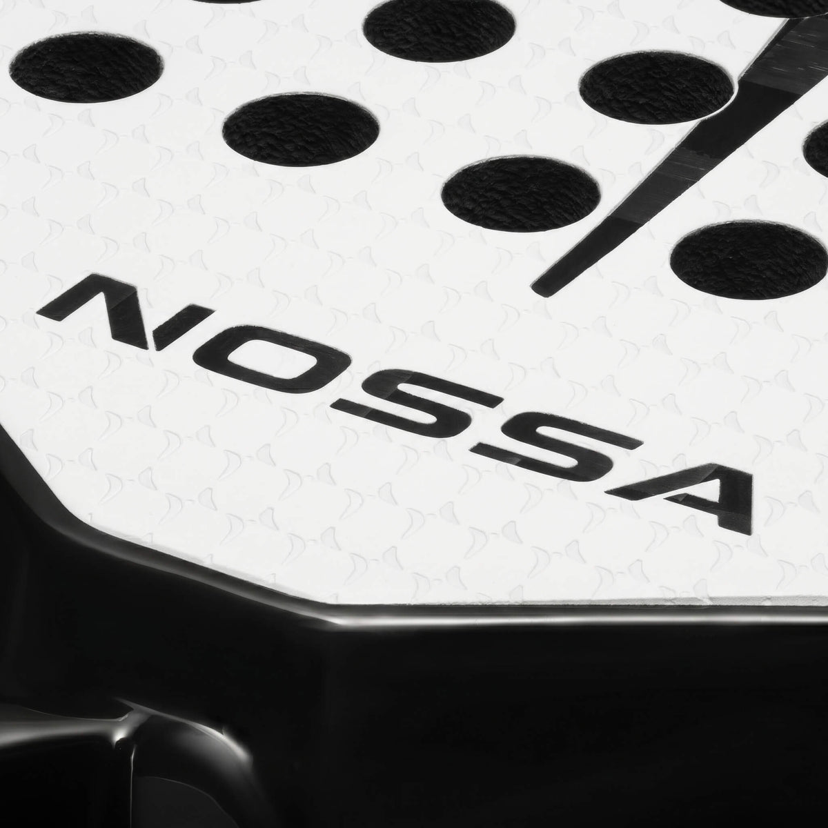Detail of the NOSSA logo on the white NOSSA Padel CORE racket face